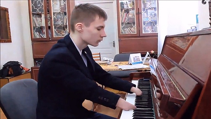 Un adolescent sans mains joue du piano malgré son handicap