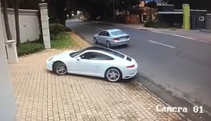 Des criminels armés tentent de voler une Porsche