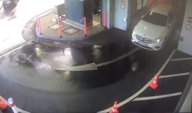 Une femme détruit sa voiture en sortant d’une station de lavage