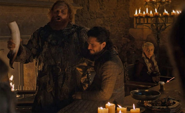 Un gobelet Starbucks oublié sur une table dans Game of Thrones