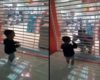 Un papa fait semblant qu'il est enfermé dans un magasin