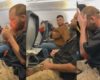 Un passager idiot allume une cigarette dans un avion