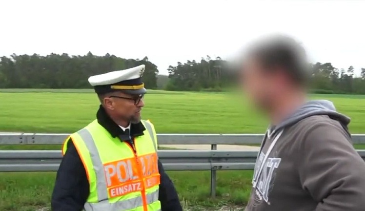 Un policier allemand donne un leçon aux conducteurs curieux qui ont pris des photos d'un accident de voiture
