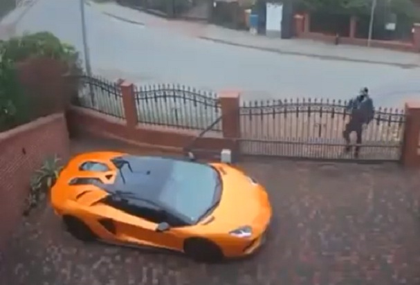Il fait des rayures à la clef à une Lamborghini