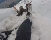 Ils skient sur la neige fondue dans la montagne en Autriche