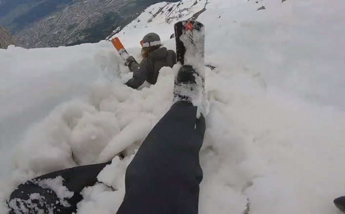 Ils skient sur la neige fondue dans la montagne en Autriche
