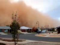Une tempête de poussière plonge une ville dans les ténèbres en Australie