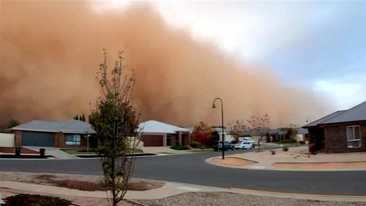 Une tempête de poussière plonge une ville dans les ténèbres en Australie
