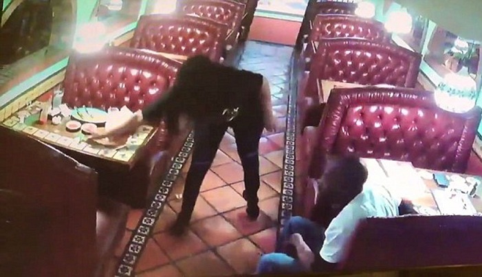 Un couple vole le pourboire d'une serveuse sur une table de restaurant