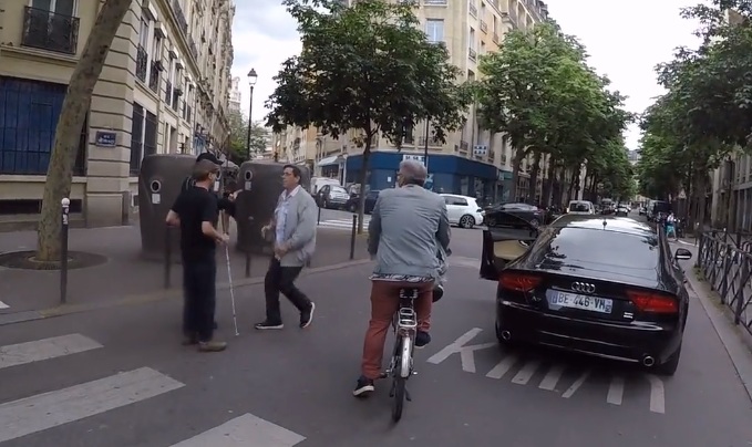 Paris : Un automobiliste renverse presque un piéton malvoyant et sort de sa voiture pour le frapper