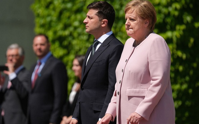 Tremblements de la chancelière allemande Angela Merkel lors d'une cérémonie