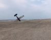 Un petit avion effectue un atterrissage d'urgence sur une plage