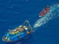 Un chalutier de pêche aide un groupe de migrants à traverser la Méditerranée