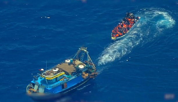 Un chalutier de pêche aide un groupe de migrants à traverser la Méditerranée