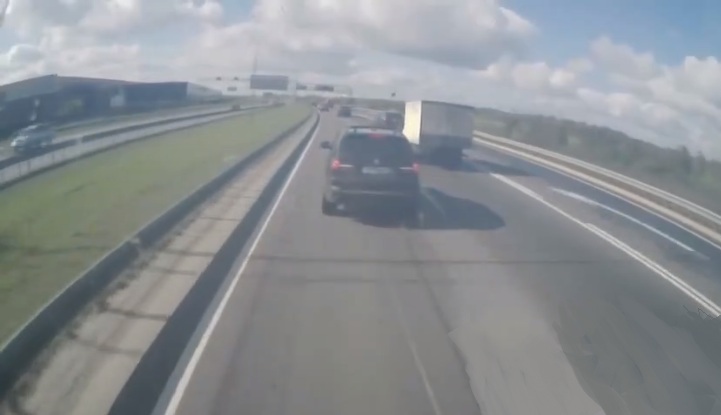 Un conducteur de BMW X5 met un coup de frein à un camion et va le regretter