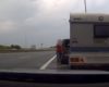 Ce conducteur perd sa caravane remorque sur l'autoroute !
