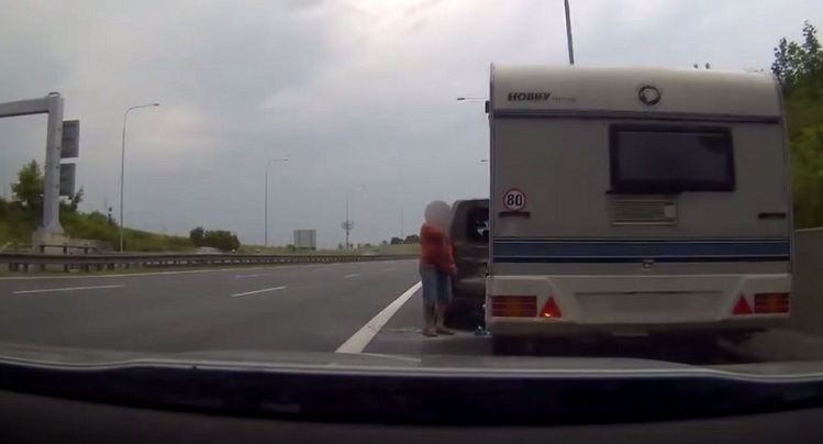 Ce conducteur perd sa caravane remorque sur l'autoroute !