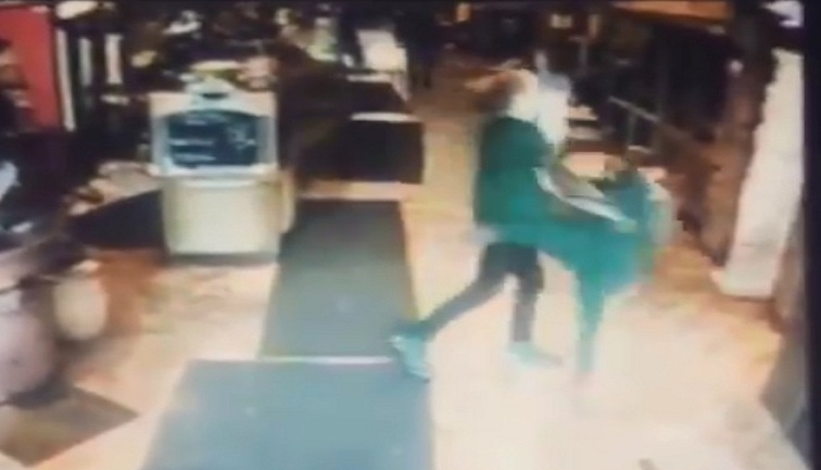 Ce gamin vole la boite à pourboires d’un restaurant et se fait jeter au sol par la serveuse