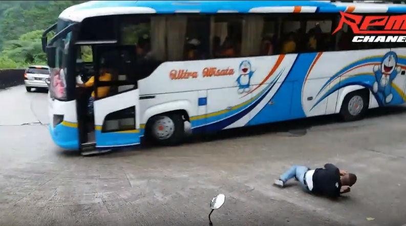 Un homme désespéré saute d'un autobus avant l'accident