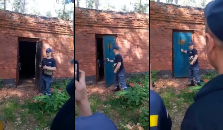 Un instructeur lance une grenade dans un local pour une démonstration