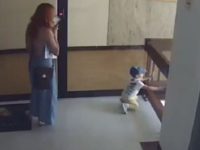 Une mère attrape sa petite fille avant qu'elle chute dans une cage d'escalier