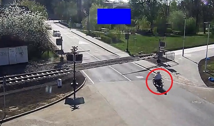 Un motard âgé de 85 ans tombe sur un passage à niveau alors qu'un train arrive !