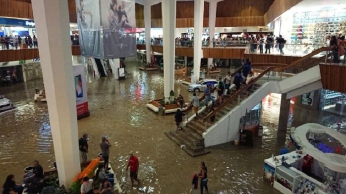 Des musiciens jouent la chanson du Titanic pendant une inondation dans un centre commercial