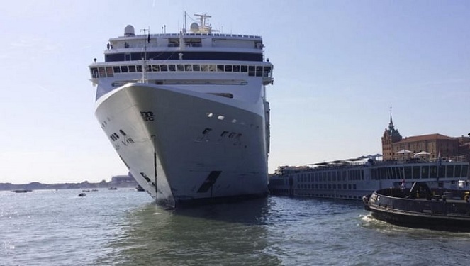 Un navire de croisière s'est écrasé sur un bateau fluvial de touristes à Venise