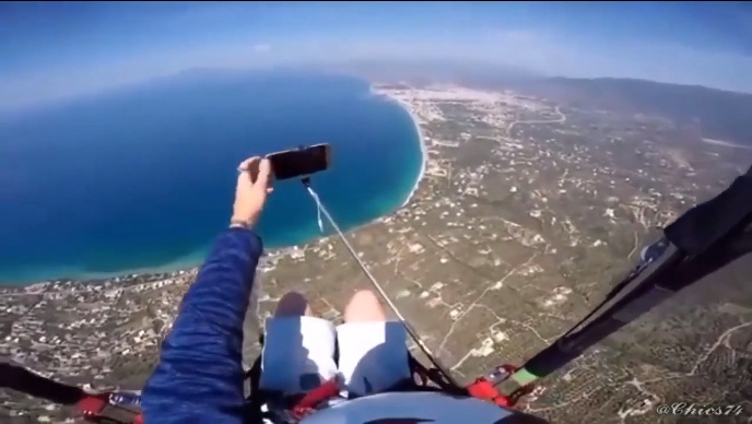 Un parapentiste perd son téléphone alors qu'il tentait de prendre un selfie en plein vol