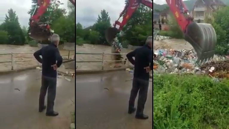 Une pelleteuse enlève les déchets accumulés contre un pont en les envoyant dans la rivière !