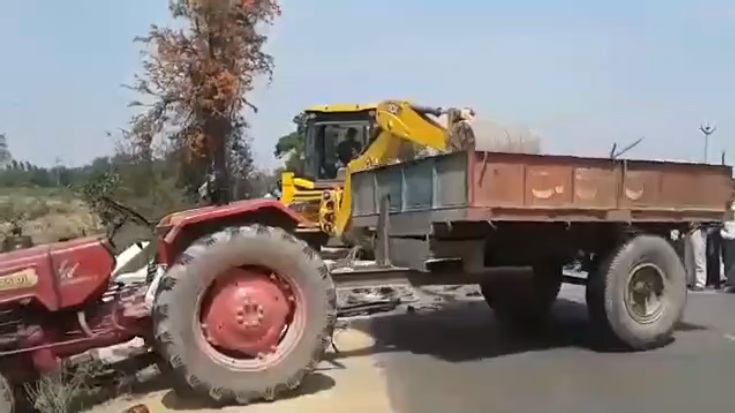 Une pelleteuse essaie de dépanner d'un tracteur