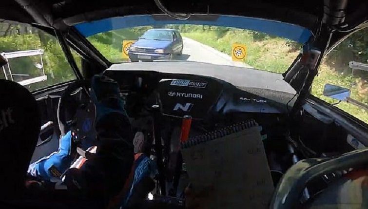 Un pilote croise une voiture sur le parcours d'un Rallye