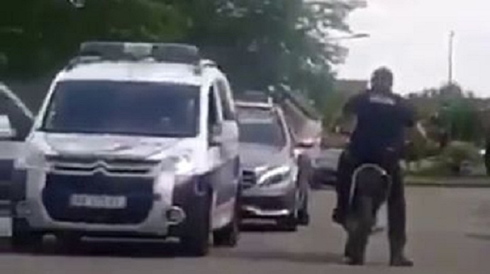 Un policier chute en accélérant avec une motocross confisquée !