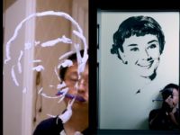Le portrait de Audrey Hepburn en dentifrice sur le miroir de la salle de bain
