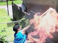 La propre caméra d'une femme en prend plein la vue, mettant le feu à la maison de son voisin