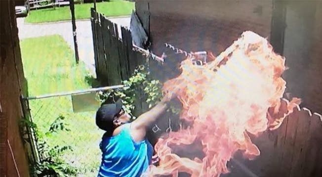 La propre caméra d'une femme en prend plein la vue, mettant le feu à la maison de son voisin