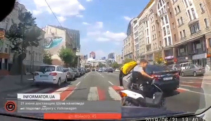 Un homme en scooter veut prendre la fuite après avoir provoquer un accident