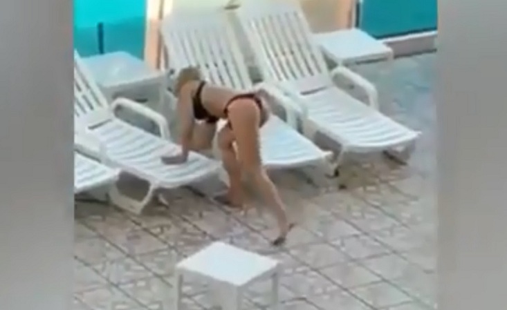 Elle pète les plombs à la piscine d’un hôtel