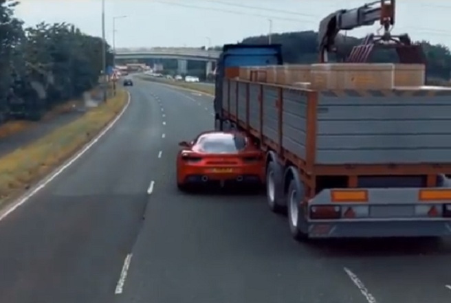 Une Ferrari passe sous la remorque d'un camion !