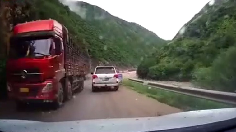 Un SUV évite de justesse un accident de glissement de terrain