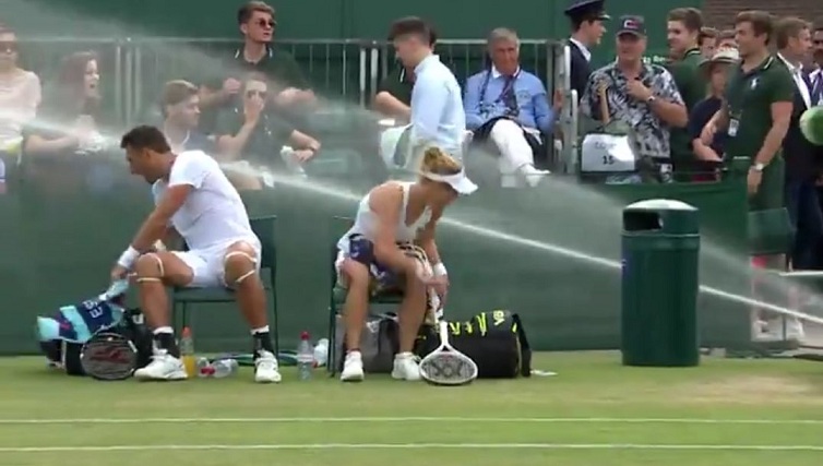 Un arroseur d’eau s'allume lors d’un match (Wimbledon)