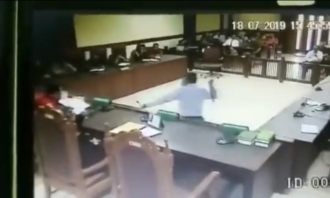 Un avocat attaque deux juges avec sa ceinture lors d'un procès