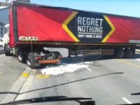 Un camion déverse son chargement de bière alors qu'il tente de faire un demi-tour