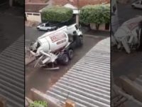 Un camion toupie se renverse à cause d'une chaussée fragilisée