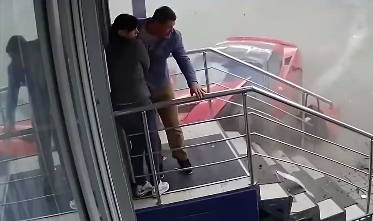 Un conducteur filmé en train de détruire sa corvette toute neuve !