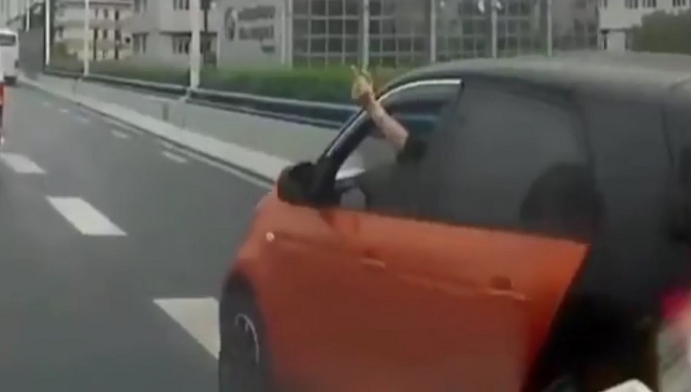 Un conducteur fait un doigt d’honneur en doublant et se fait punir