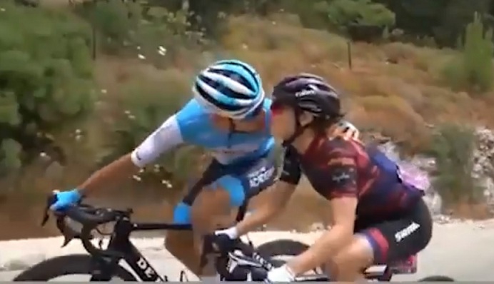 Un couple de cyclistes s'embrassent pendant la course