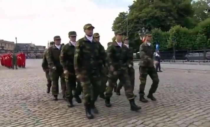 Un défilé militaire non synchronisé lors de la Fête nationale belge