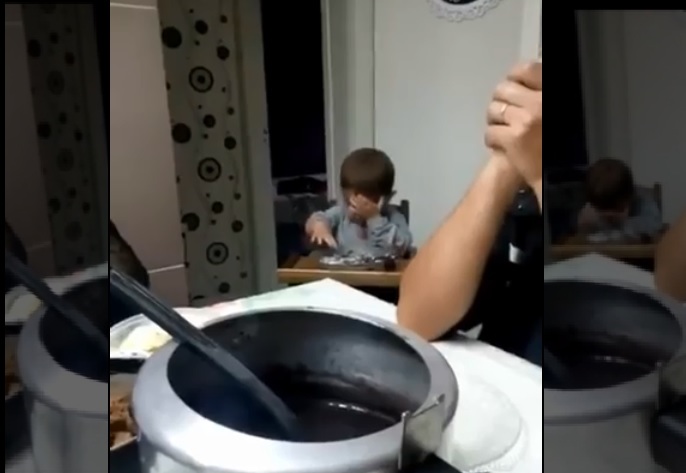 Un enfant triche lors des bénédictions avant le repas