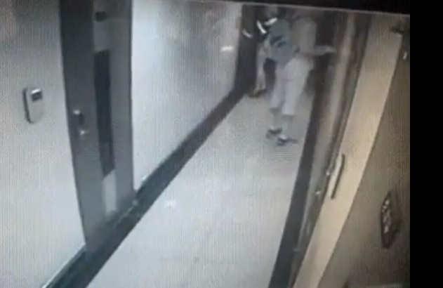 Cette femme évite un agresseur lorsqu'elle allait entrer dans sa chambre d’hôtel